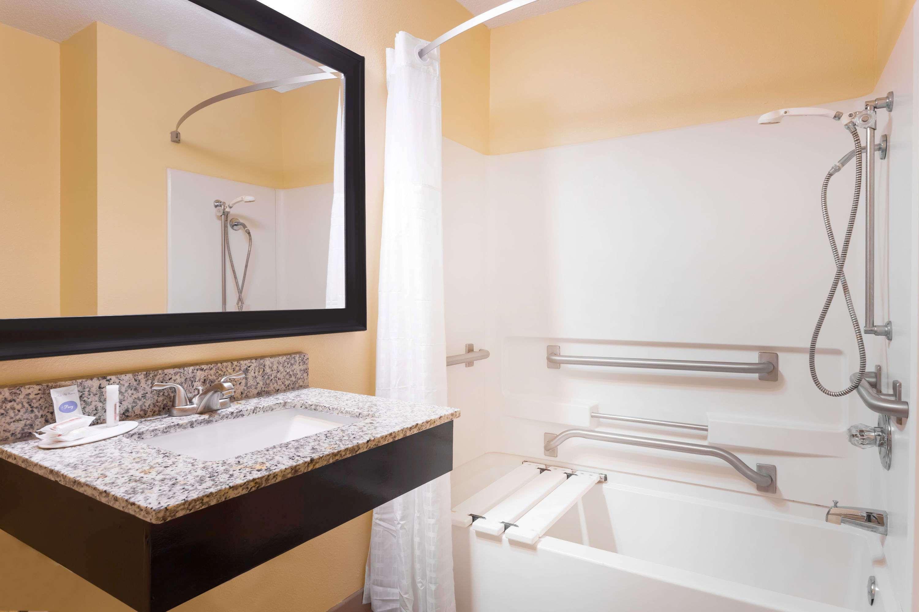 Howard Johnson By Wyndham Spartanburg Expo Center Екстер'єр фото